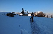 81 Chiesetta degli Alpini con vista in Monte Rai